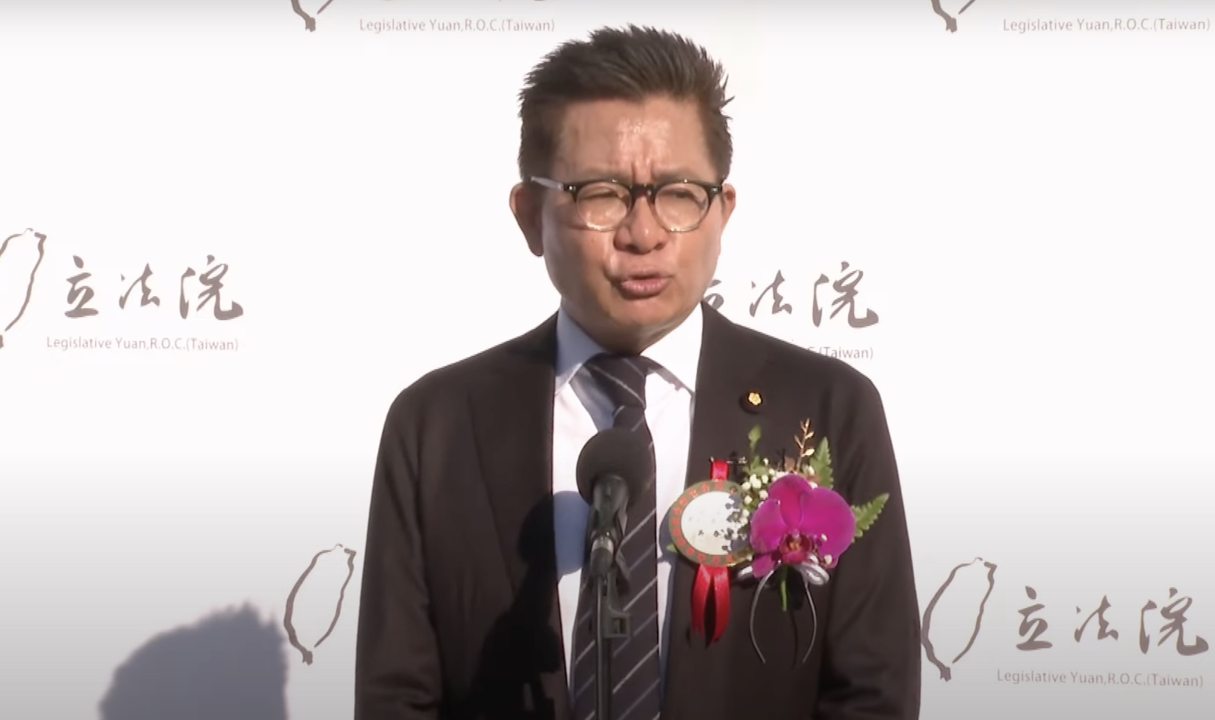民眾黨不分區立委吳春城1日赴立法院報到，並接受媒體聯訪。(林詠青 攝)