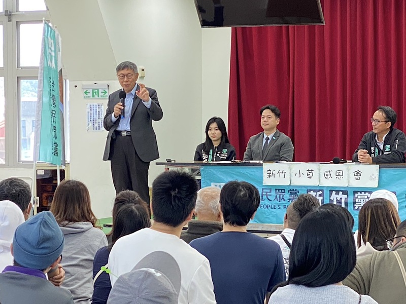 民眾黨主席柯文哲(後左)3日到新竹舉辦小草感恩茶會，席間提及「念大學才有投票權」，此番言論引發歧視爭議。(圖：中央社)