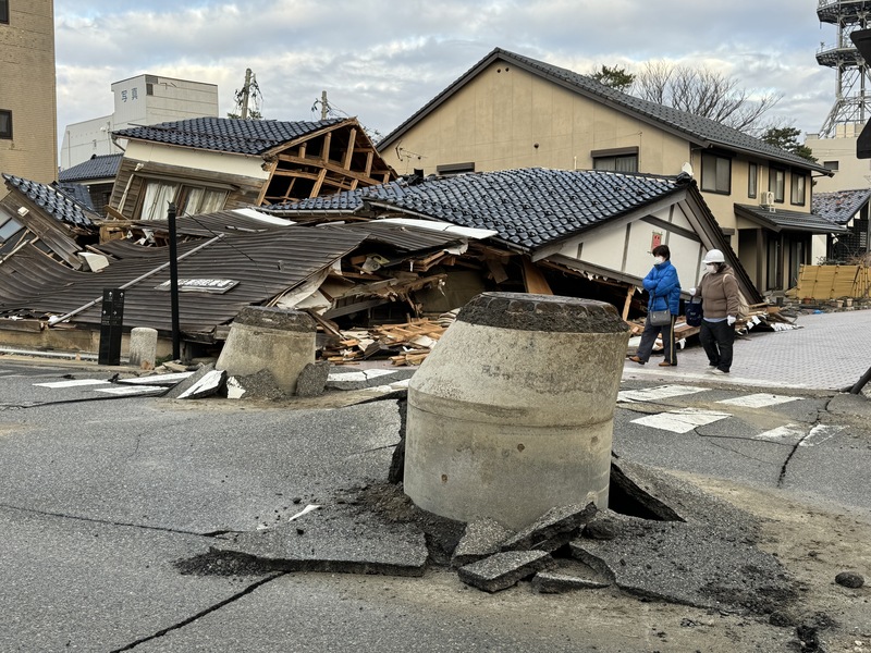 日本石川縣能登半島元旦發生強震，面臨大量災害廢棄物問題，如何進行再生利用也成為一大挑戰，有民間團體展開了一系列資源再利用的行動。(圖：中央社資料照片)