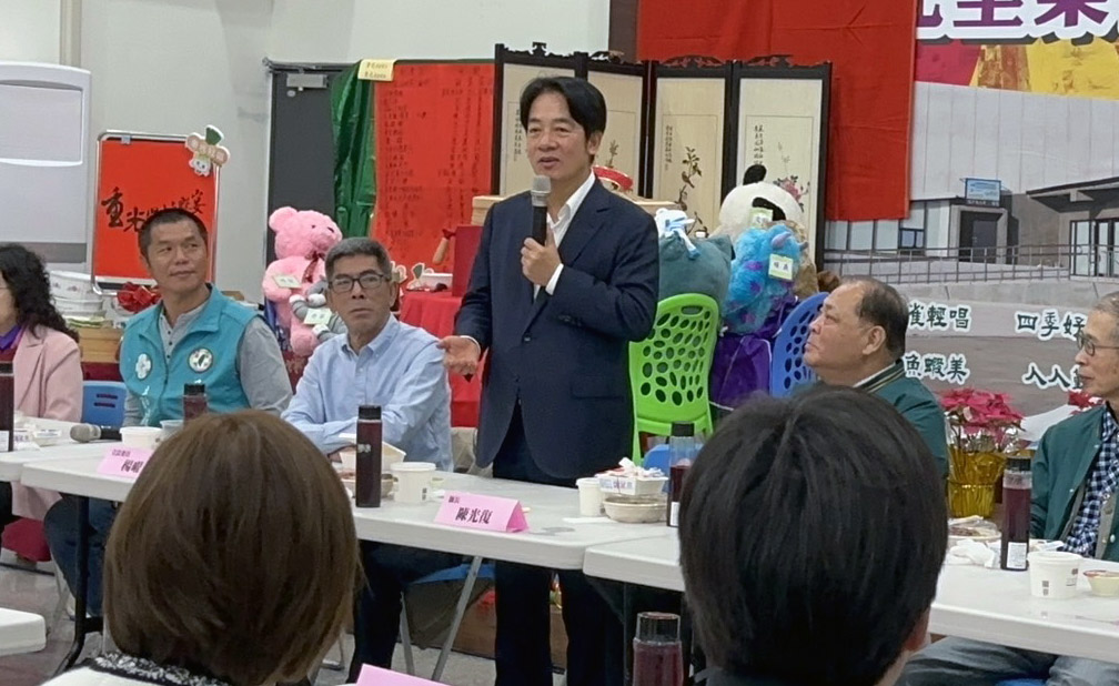 民進黨主席暨總統當選人賴清德(站立者)4日前往澎湖出席感恩便當會，承諾未來會支持澎湖發展。(圖：民進黨澎湖縣黨部提供)