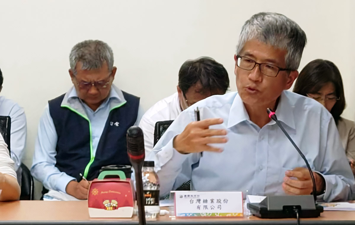 台糖公司總經理陳立人(前右)將調任高級專案經理。(中央社資料照)