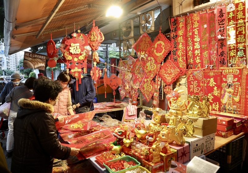 農曆新年將至，台北市萬華區傳統市場的商家販售春聯等春節應景商品，琳瑯滿目，年節的氣氛越漸濃厚。中央社記者張皓安攝  113年2月5日 (圖：中央社)