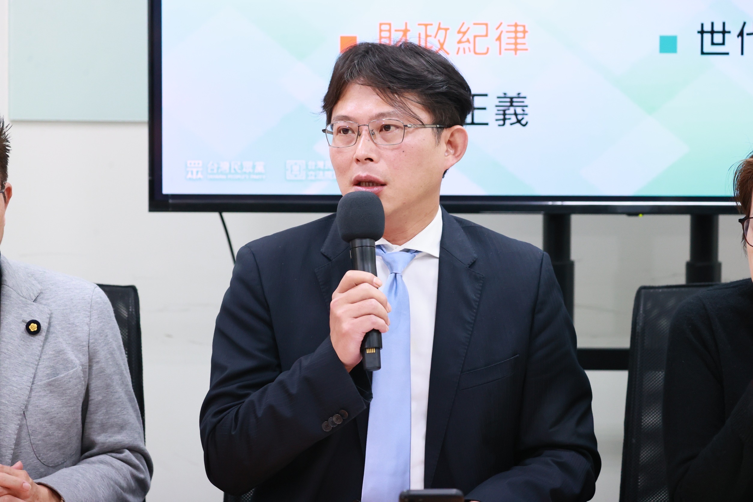 民眾黨立法院黨團總召黃國昌5日針對台糖安心豚瘦肉精案表示，地方政府與中央政府有必要共同究明檢驗結果不同的原因。(民眾黨團提供)