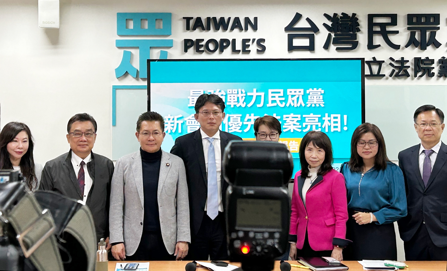 民眾黨立法院黨團8位立委5日共同宣布優先法案。(林詠青 攝)
