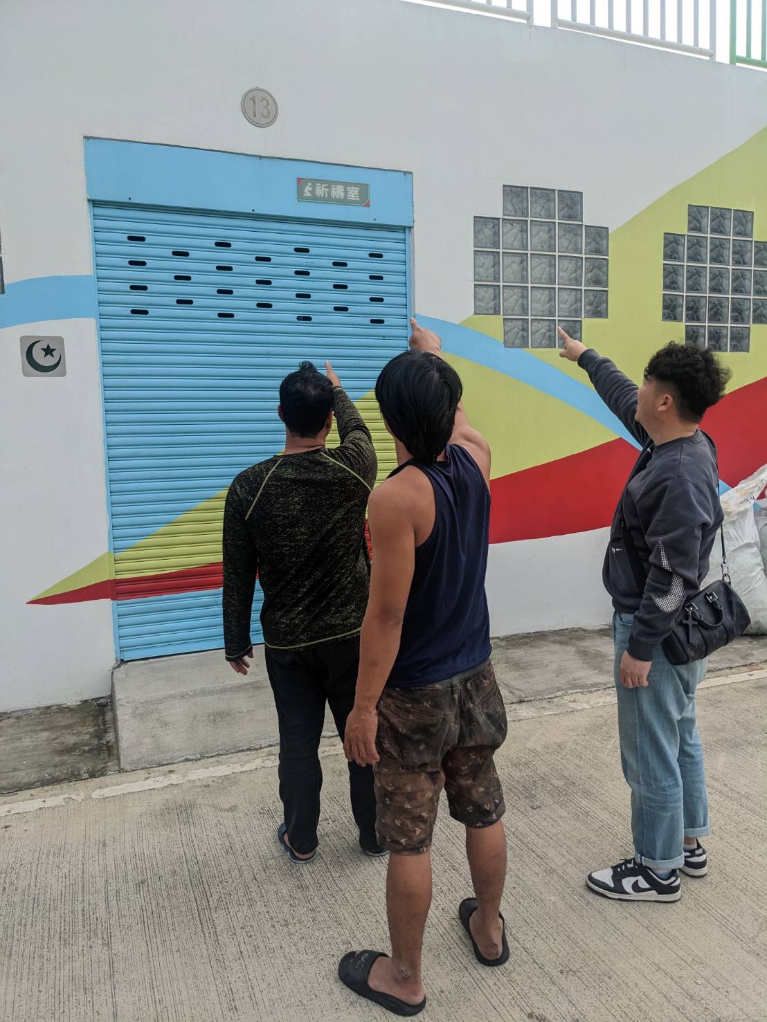 印尼漁工表示，祈禱室在啟用典禮之後就大門緊閉，大家都想知道何時才能使用祈禱室，眼看齋戒月快到了，他們希望祈禱室盡快對外開放。(陳念宜 攝)