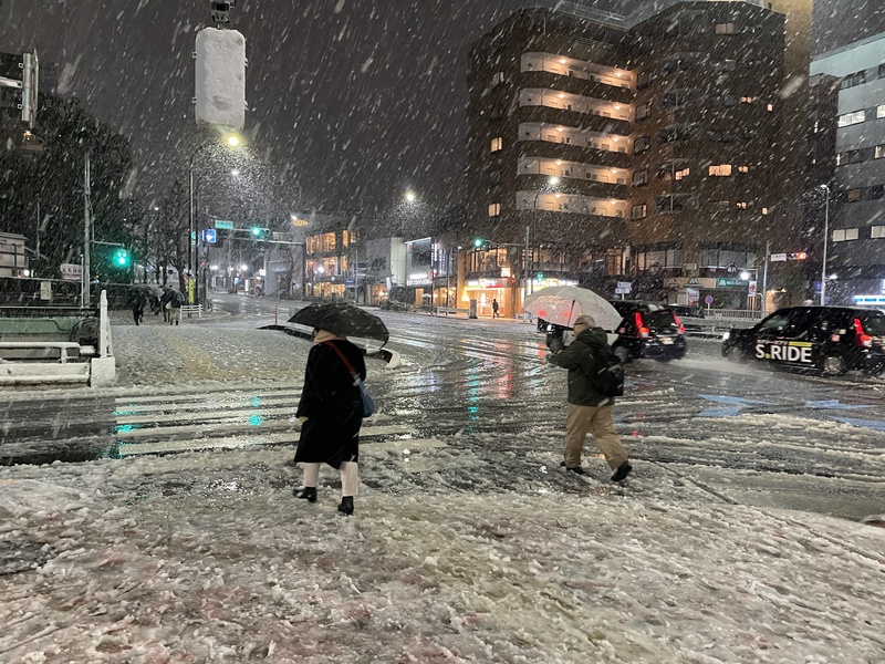 日本東京5日下午開始降下大雪，路上隨處可見積雪、雪泥和冰塊，行走時必須特別留心。(圖：中央社)