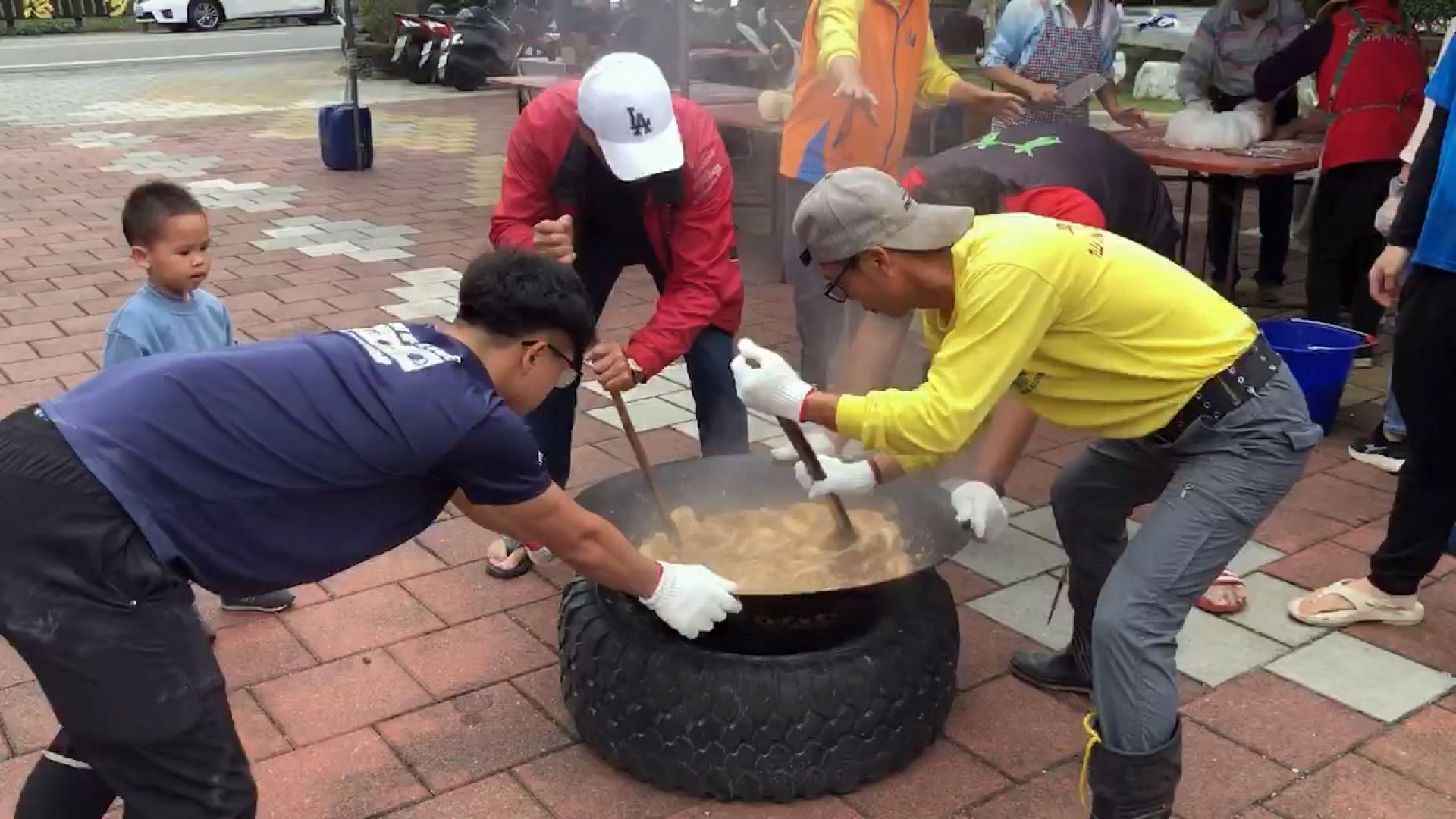 台東縣鹿野鄉永安村村民過年前合力製作手工年糕。(CTS)