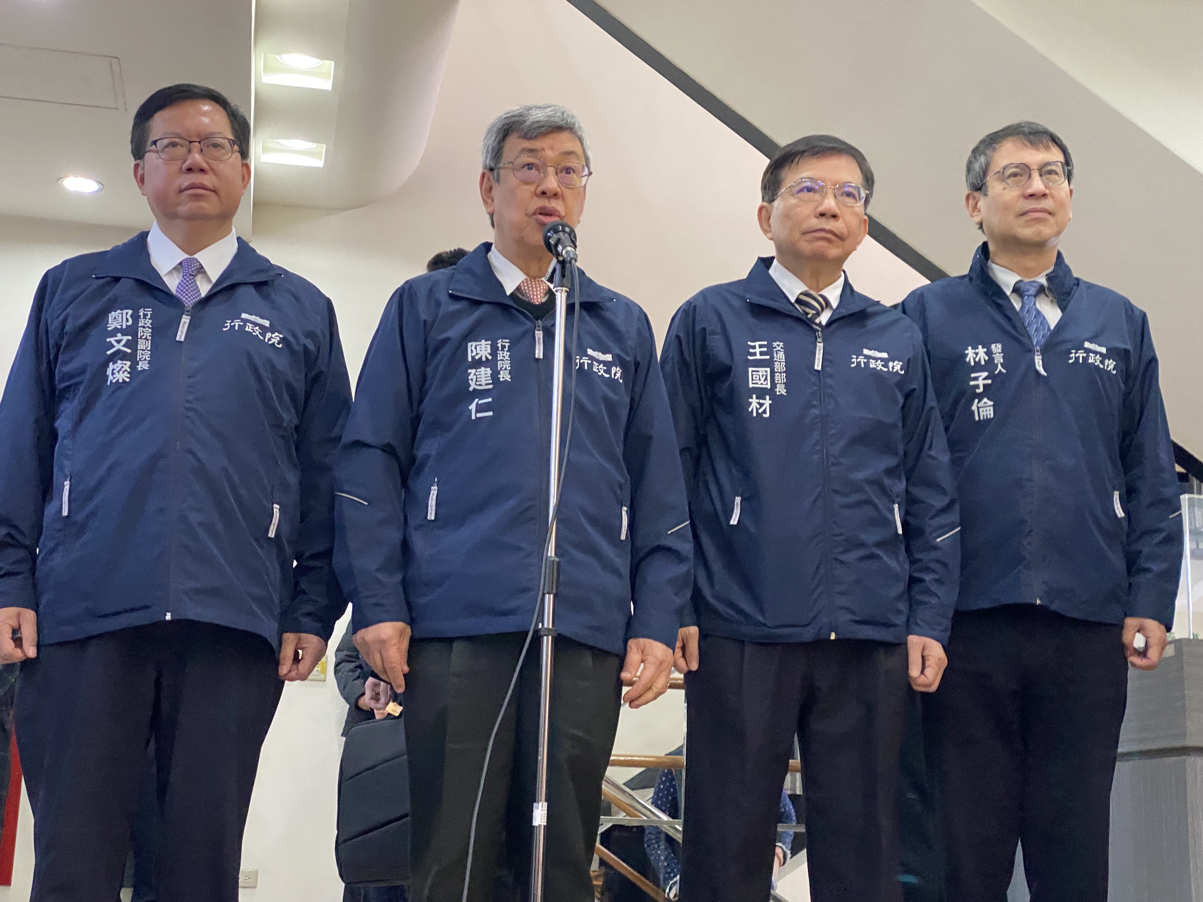 行政院長陳建仁(中左)6日在副院長鄭文燦(左)及交通部長王國材(中右)和行政院發言人林子倫(右)陪同下，前往高公局視察國道春節疏運，並接受媒體聯訪。(吳琍君攝)