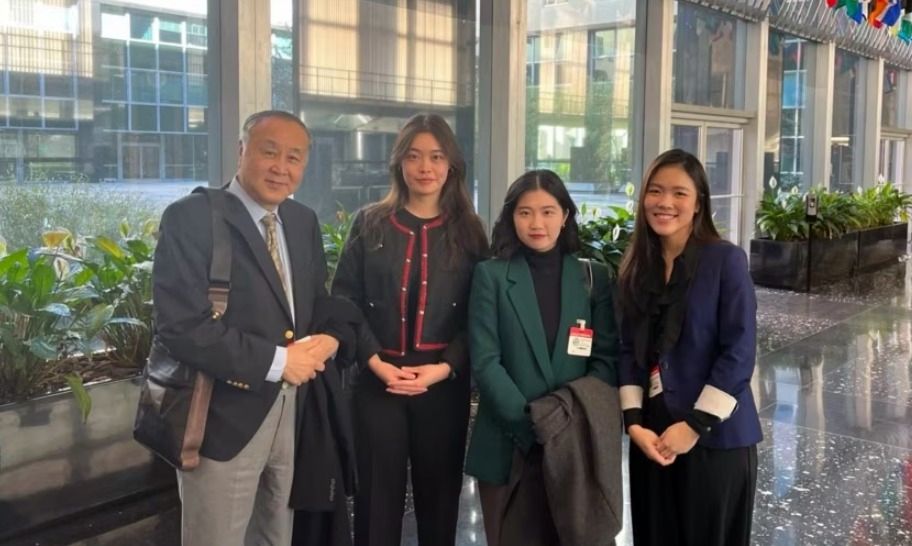 身處美國的民主派人士與美國國務院官員會面，包括袁弓夷（左1）、邵嵐（左2）、郭鳳儀（右2）、許穎婷（右1）。 (照片來源：香港民主委員會)