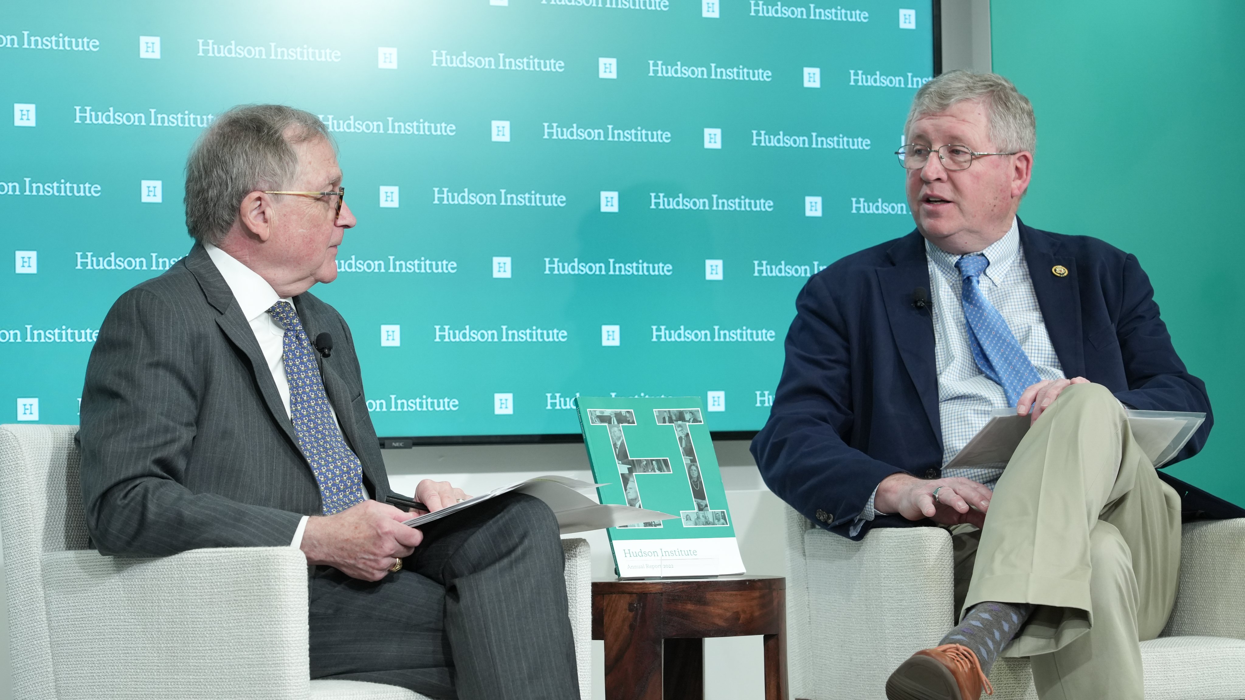 美國眾議員魯卡斯(右)5日在華府智庫「哈德遜研究所」對談如何在經濟上威嚇中國。(圖:@HudsonInstitute)