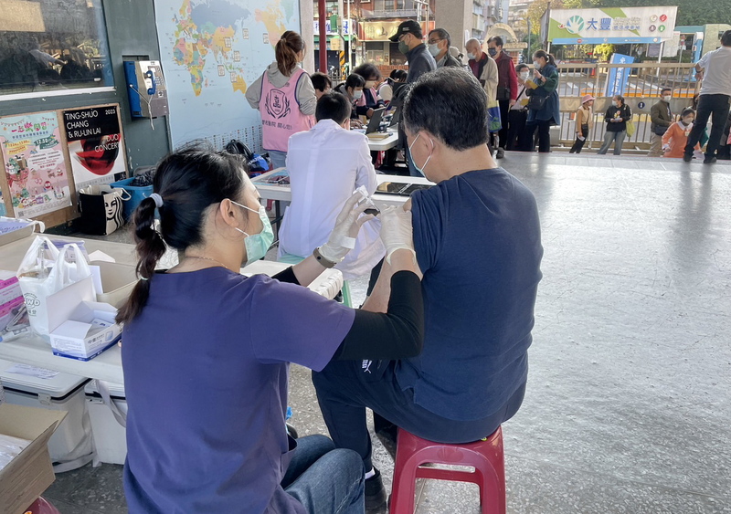 疾管署18日表示，台灣上週11-17日新增623例COVID-19本土病例，較前一週新增329例。圖為民眾施打疫苗資料照。(新北市衛生局提供/圖：中央社)