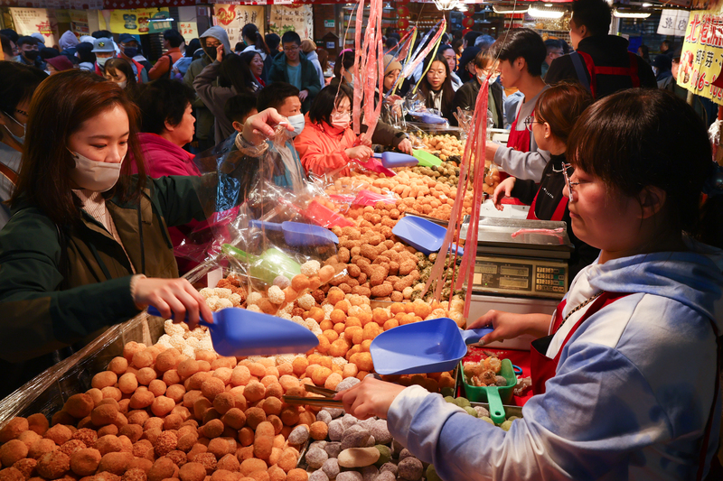 農曆春節連假在8日小年夜展開，也是台北迪化年貨大街最後一天，許多民眾到場購買應景的餅乾零食。中央社記者王騰毅攝　113年2月8日 (圖：中央社)