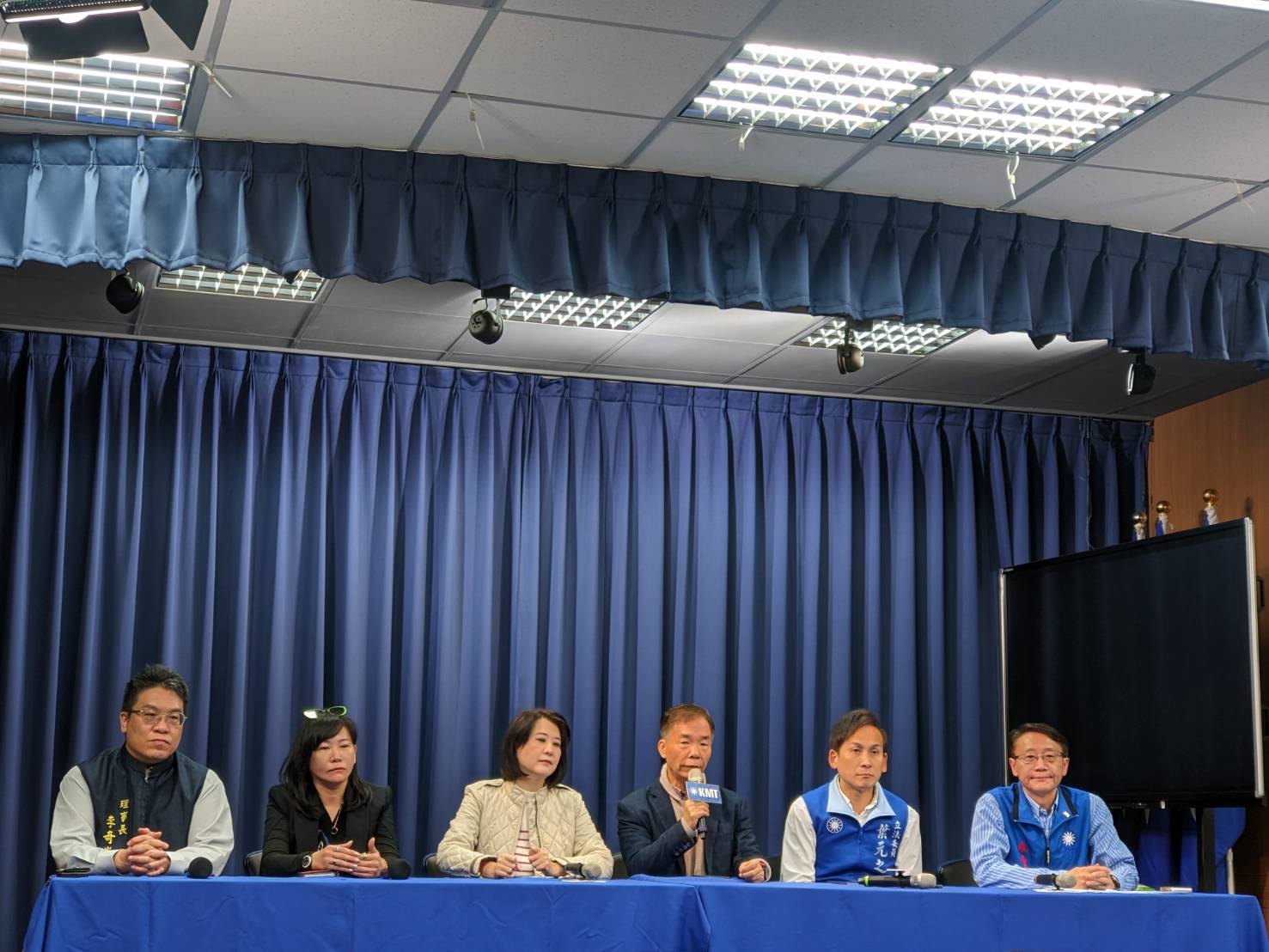 國民黨偕同多個旅遊業團體8日召開「年前突宣布停招赴陸旅行團 政策朝令夕改業者損失誰負責？」記者會，呼籲政府不要一再用政治干擾自由市場，犧牲旅遊業和旅客的權益。(陳念宜 攝)