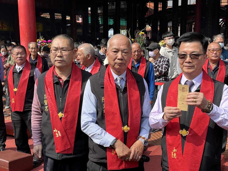 台南市北門區南鯤鯓代天府10日抽龍年國運籤，抽到第34「丙午」籤，廟方認為是「中上籤」。 (圖：中央社)