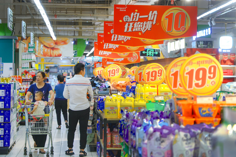 香港人北上中國大陸吃喝玩樂成熱潮，春節不例外。受訪港人說，因為通關方便，物價又比香港便宜。圖為深圳一家大型超市。 (圖：中央社資料照片)