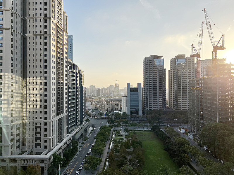 央行日前要求金融業者自主管理房貸放款，導致民眾抱怨申請房貸困難。行政院長卓榮泰今天澄清政府沒有「限貸令」，而是關心金融市場在貸款成數的安全準備。圖為台中市新建大樓。 (圖：中央社資料照片)