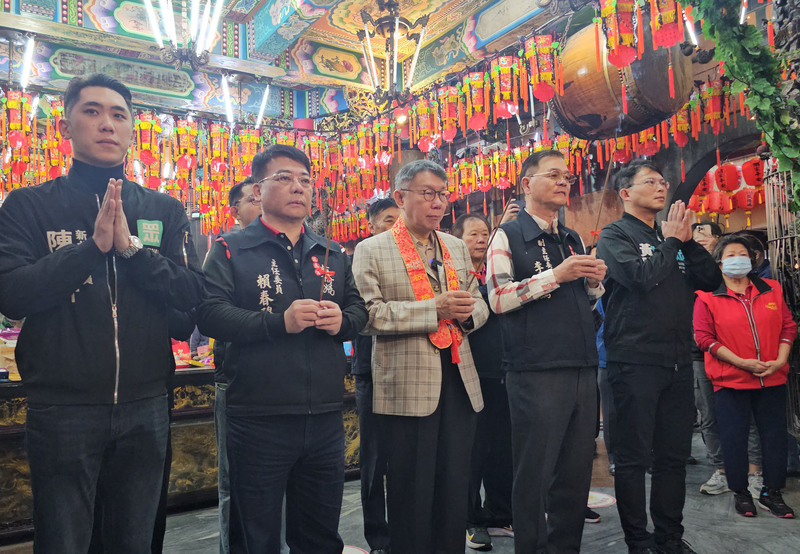 民眾黨主席柯文哲(前左3)、黨籍立委黃國昌(前左5)等人12日赴新北市板橋慈惠宮參拜祈福，祈求新年國泰民安、風調雨順。 (圖：中央社)