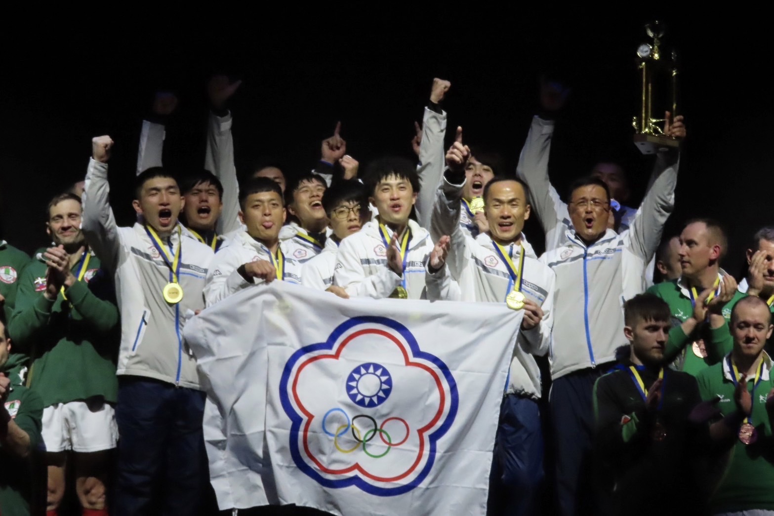 台灣拔河隊在2024瑞典世界室內拔河錦標賽拿下3金、3銀好成績，風光站上頒獎台。(中華民國拔河運動協會提供)