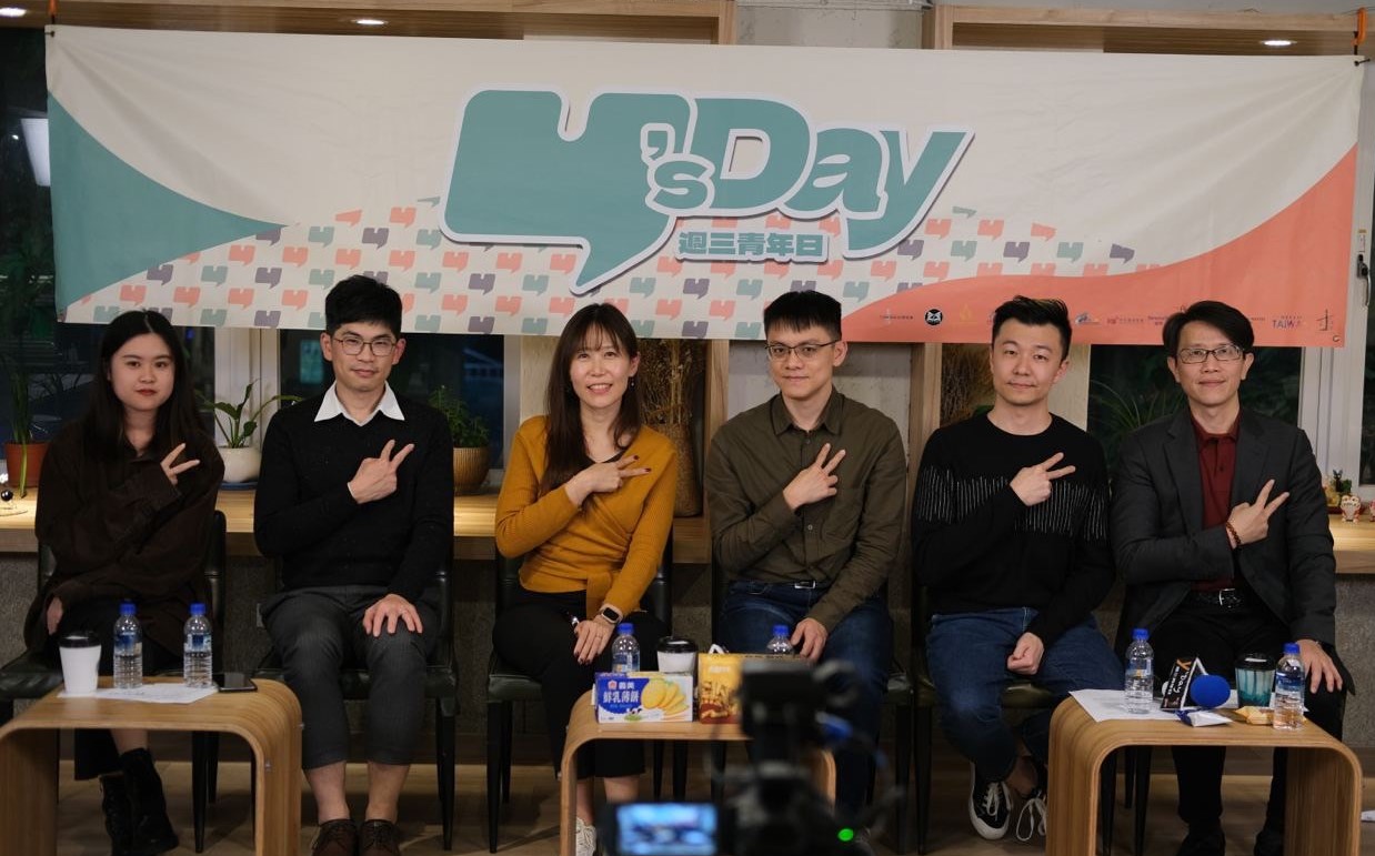 Y’s Day「週三青年日」線上活動，以「與陰影共存的青春--青年為什麼不快樂？」為題，與線上網友進行互動。圖左起為林芯羽、簡靖維、曾心怡、陳方隅、張家齊、董思齊。(台灣智庫提供)