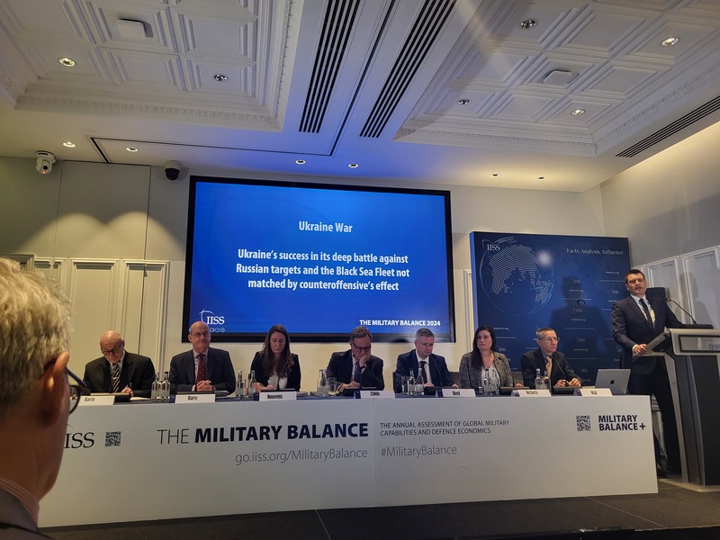 英國智庫「國際戰略研究所」(IISS)13日在倫敦發布2024軍事平衡報告，高階研究員、中國安全事務專家溫玫雅(左3)會後告訴中央社，台灣有必要更重視台海衝突衍生的後勤補給問題。(圖：中央社)