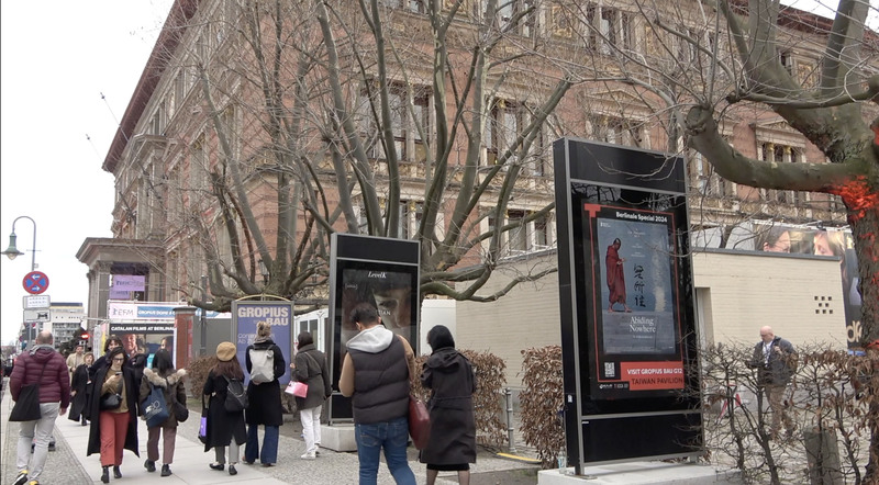 蔡明亮「行者」系列第10部作品「無所住」將在柏林影展特映，附近道路刊登該片海報。全片由光頭紅袍赤足造型、宛如苦行僧的李康生在美國華盛頓慢步行走，蔡明亮說「想讓大家坐在戲院看完沒有內容的電影」。(圖：中央社)