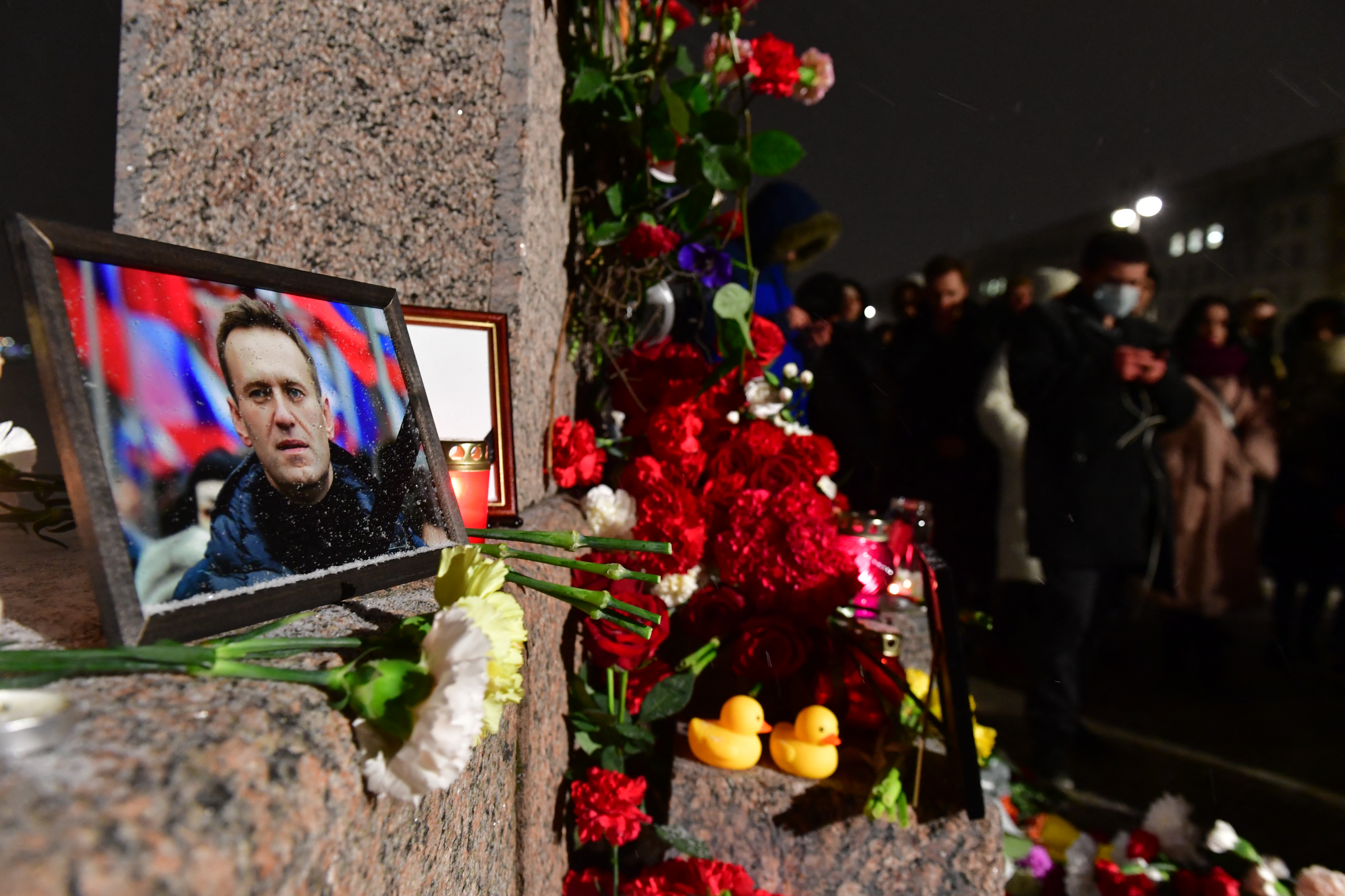 俄羅斯反對派領袖納瓦尼(Alexei Navalny)傳出死訊後，數十名俄羅斯人排隊在莫斯科和聖彼得堡(Saint Petersburg)的政治鎮壓受害者紀念碑前獻花。(AFP)