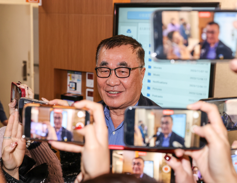 台北市副市長李四川（中）受訪。 (圖：中央社)