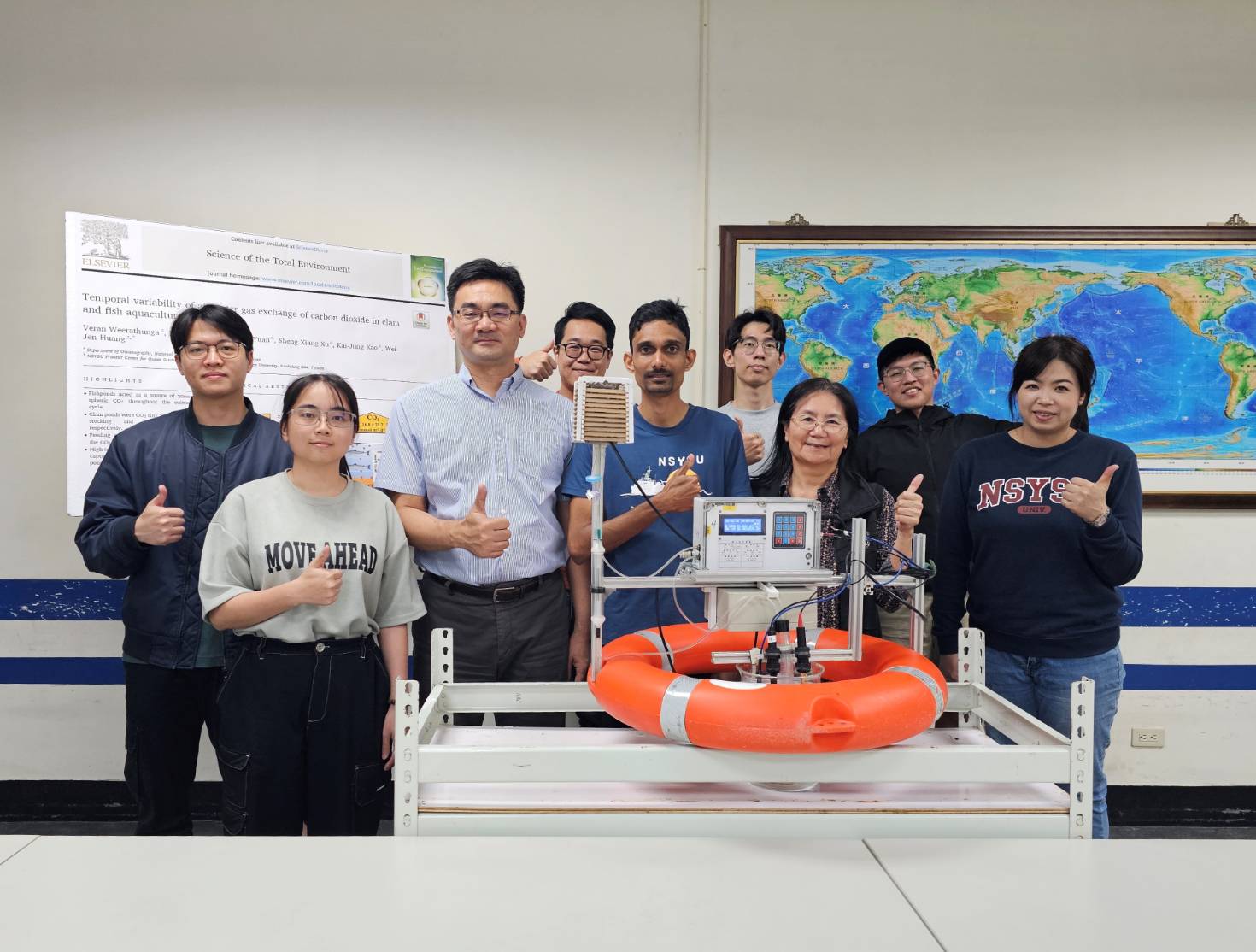 國立中山大學海洋科學系副教授黃蔚人(左3)團隊自行研發全國唯一的碳排放測量儀器，與教授劉莉蓮(右3)團隊合作，實地量測臺灣虱目魚與文蛤養殖池的碳排放狀況，研究成果獲登國際知名期刊「總體環境科學」。(中山大學提供)