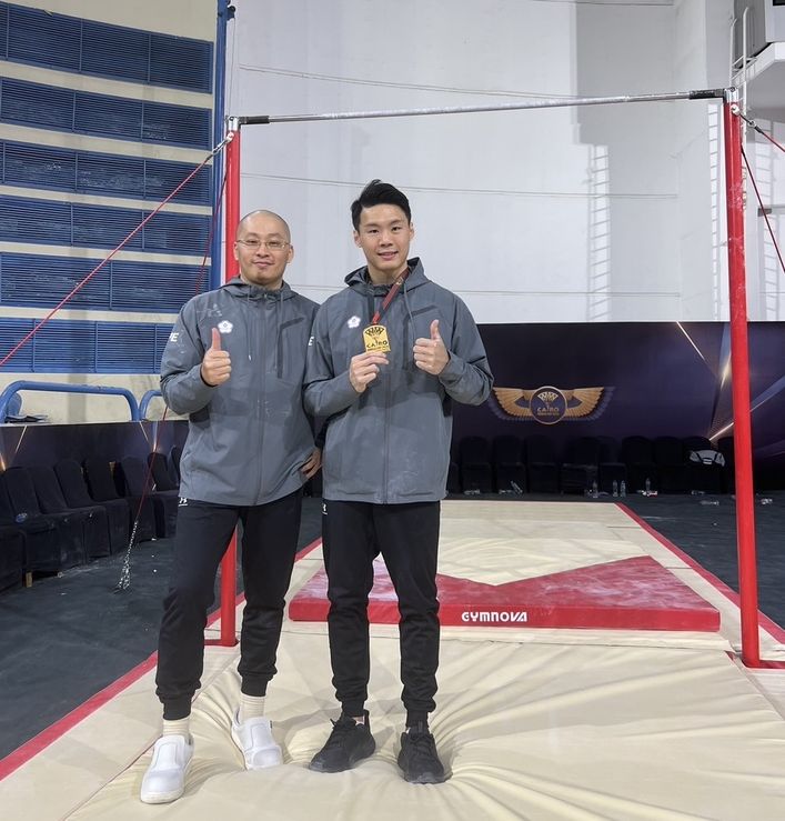台灣男子體操好手唐嘉鴻（右），18日在體操世界盃開羅站暨巴黎奧運資格賽的男子單槓決賽摘金，教練翁士航（左）也相當滿意子弟兵的表現。（翁士航提供） (圖：中央社)