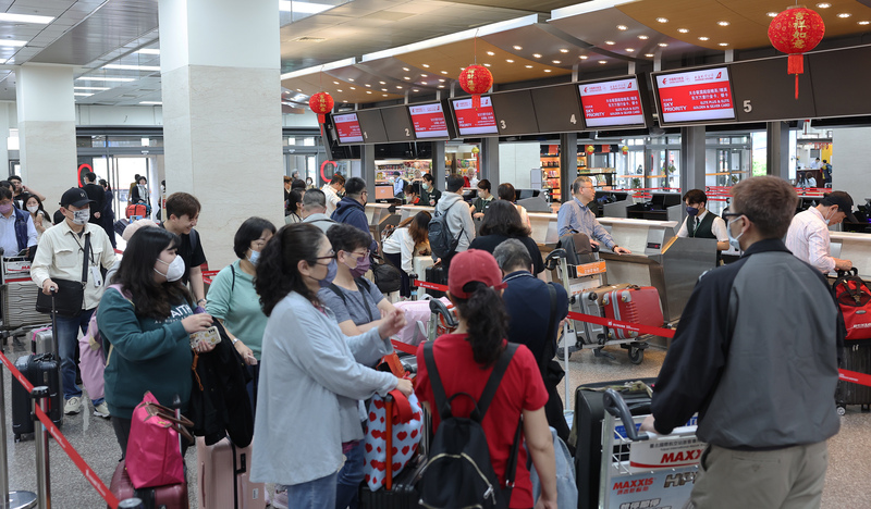交通部長王國材20日表示，若陸客不來但台灣旅客仍赴陸旅遊，將導致約新台幣800億元的觀光逆差，損害台灣旅宿業和餐飲業。(圖：中央社)