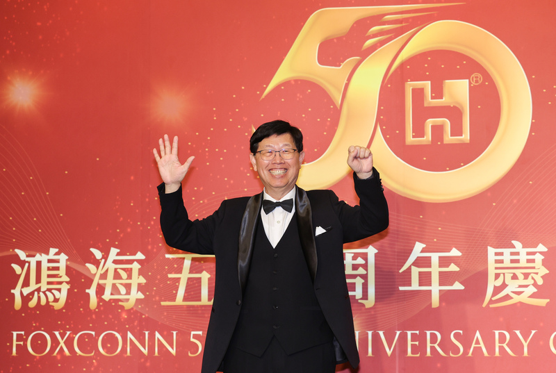 鴻海集團20日晚間在台北文華東方酒店舉行50週年晚宴，董事長劉揚偉（圖）晚宴前接受媒體訪問，手比數字開心慶祝50週年。 (圖：中央社)