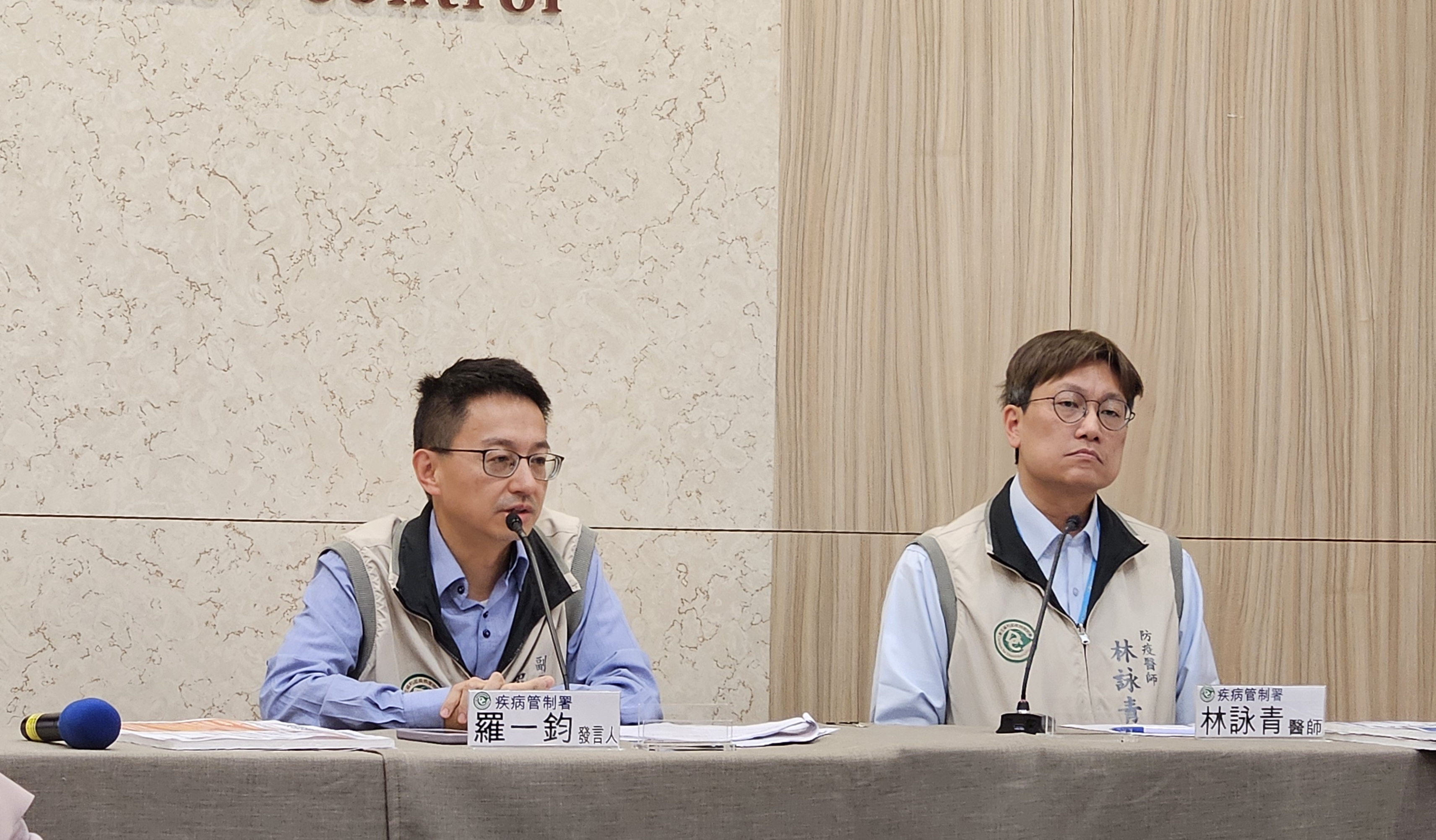 羅一鈞(左)20日表示，新冠、流感疫情春節後將再飆高。(劉品希 攝)