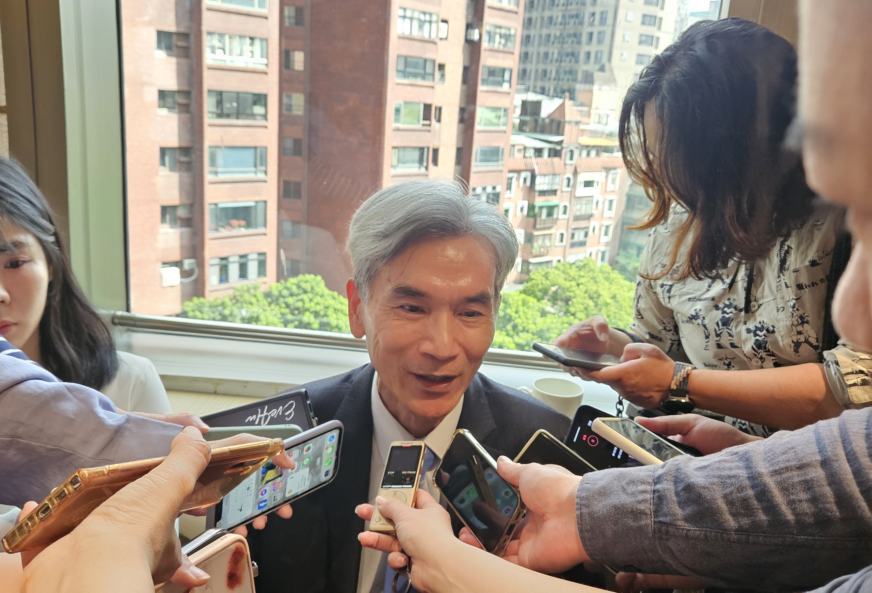 薛富盛20日表示，企業自主減量採SBTi目標，將享非常大的碳費折扣。(劉品希 攝)