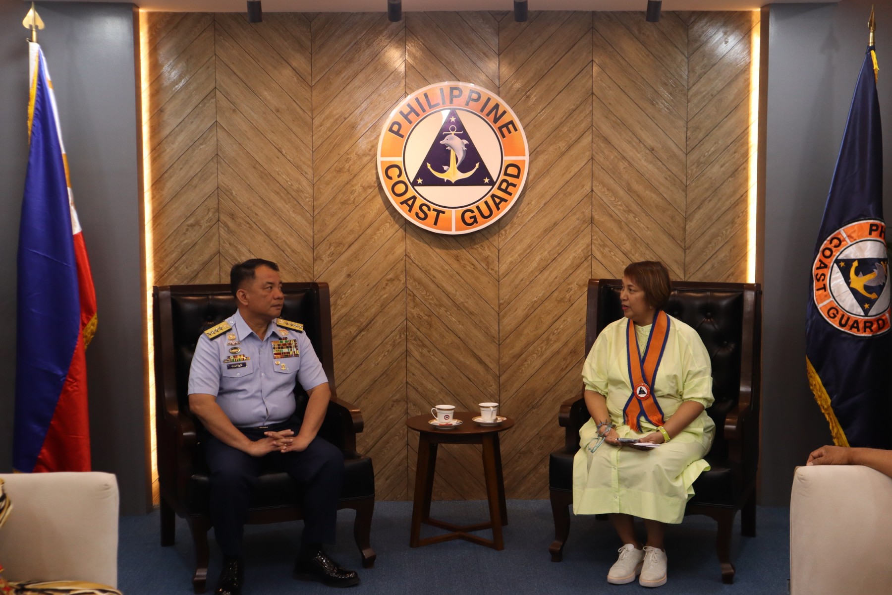 巴丹群島省省長凱柯(右)拜會位於馬尼拉的海巡隊總部。(臉書)
