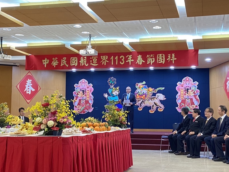 航運界21日舉辦2024年春節團拜，中華民國輪船商業同業公會全國聯合會理事長、長榮海運董事長張衍義致詞時表示，過去一年來，運費崩跌的情況超乎航商預期，但就在經營艱困時，紅海危機爆發，對航運業來說是「一線生機」，但只是短暫現象。(圖：中央社)