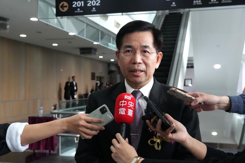 美語補習班近日分享一對國小兄妹的密集作息行程，每天只睡6.5小時，引發網路熱議。教育部長潘文忠21日出席113年表揚推展本土語言傑出貢獻獎頒獎典禮，他會前受訪表示，學習是長期的過程，呼籲家長兼顧孩子身心的整體發展。(圖：中央社)