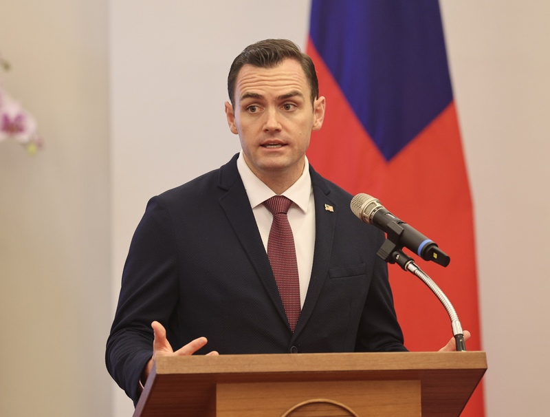 美國聯邦眾議院「美國與中國共產黨戰略競爭」特別委員會主席蓋拉格(Mike Gallagher)率團訪台，22日上午晉見副總統賴清德。圖為蓋拉格致詞。(圖：中央社 )