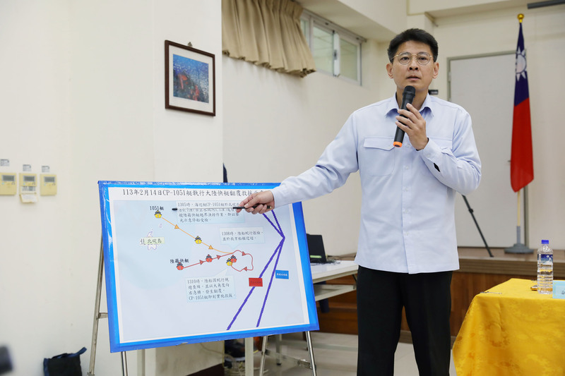 中國快艇翻覆2死事件持續延燒，海巡署22日在金門針對「0214金門海巡隊CP-1051艇與大陸漁船碰撞案」召開記者會，由海巡署艦隊分署第9海巡隊副隊長陳建文(圖)公開說明事發當天經過。 (圖：中央社)