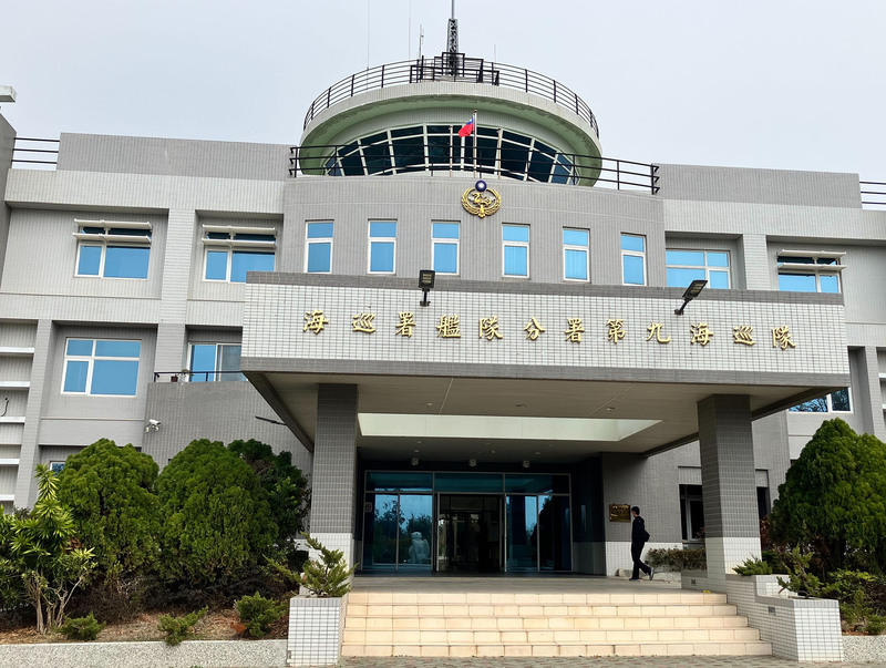 中國一艘快艇翻覆釀2死2生還，生還者獲救返抵中國後卻向當地媒體表示，快艇翻覆是因遭台灣海巡艇衝撞，引發輿論風波。金門地檢署22日說明指出，生還者在海巡跟檢方訊問均自承有加速逃逸發生碰撞，但沒感覺船被推撞。圖為海巡署艦隊分署第9海巡隊大樓外觀。(圖：中央社)