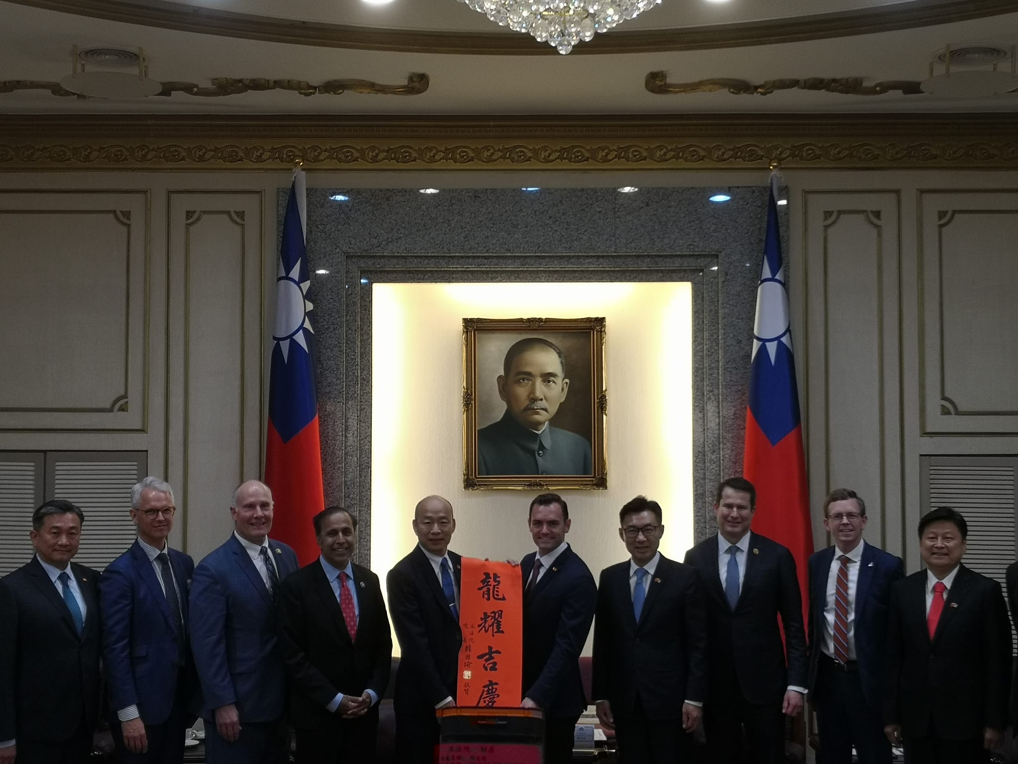 立法院長韓國瑜今天接見美國聯邦眾議院「美國與中國共產黨戰略競爭」特別委員會主席蓋拉格時，特別送上「龍耀吉慶」春聯，副院長江啟臣則致贈陸軍兩棲101偵察營的海龍蛙兵50週年紀念帽。 （劉玉秋 攝）