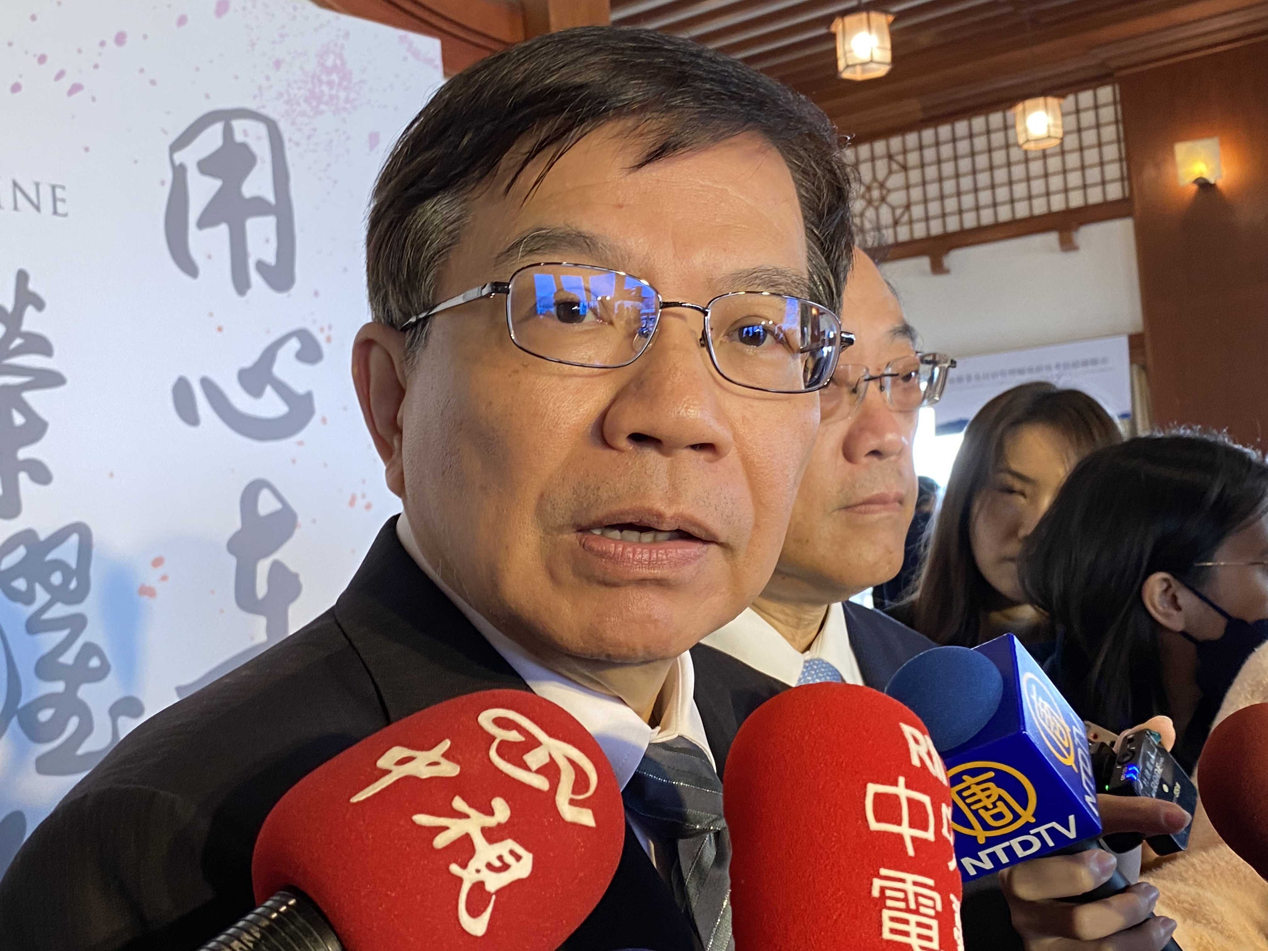 交通部長王國材22日出席「2024觀光節慶祝大會頒獎典禮」時接受媒體聯訪。(吳琍君 攝)，