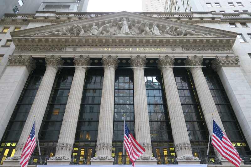 美股賣壓再起4大指數重挫，道瓊跌逾千點。圖為紐約證券交易所。 (圖：中央社)