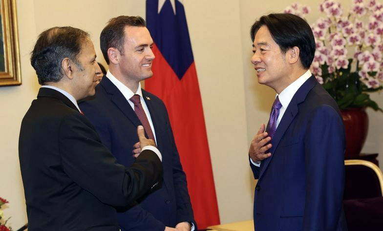 美國跨黨派議員22日訪台，副總統賴清德(右)在總統府接見，與特別委員會主席蓋拉格(中)、議員克利什納穆希(左)等人致意。(圖：中央社)