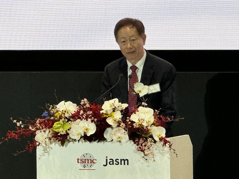 台積電熊本廠JASM 24日開幕，董事長劉德音感謝日本政府大力支持。他表示，未來會秉持對社會ESG承諾，善用在地採購打造穩健半導體供應鏈，致力半導體綠色製造。 (圖：中央社)