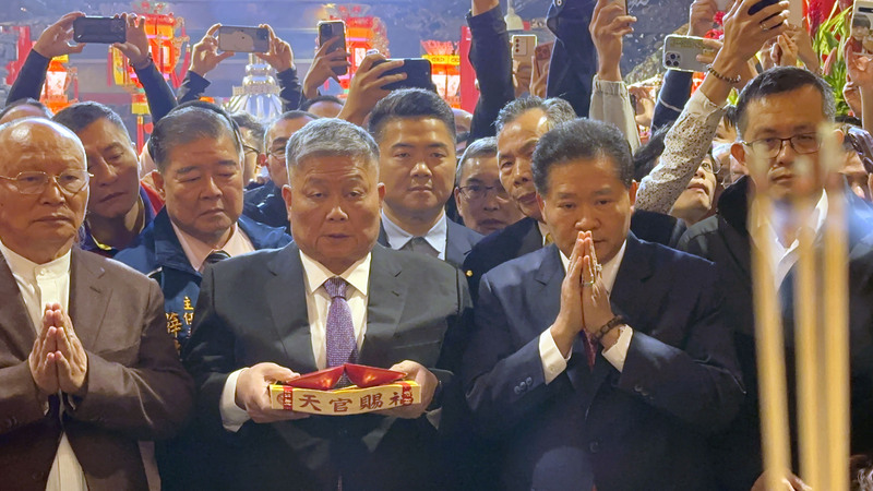 一年一度台中大甲鎮瀾宮媽祖遶境進香活動24日進行筊筶典禮，由鎮瀾宮董事長顏清標（前左2）擲筊請示媽祖，確定今年將在4月5日晚間11時起駕。 (圖：中央社)