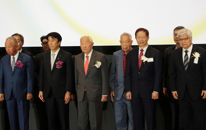 台積電24日舉行熊本廠JASM開幕典禮，創辦人張忠謀（前右3）、董事長劉德音（前右2）、總裁魏哲家（前右1）、日本經濟產業大臣齋藤健（左2）等人出席。 (圖：中央社)