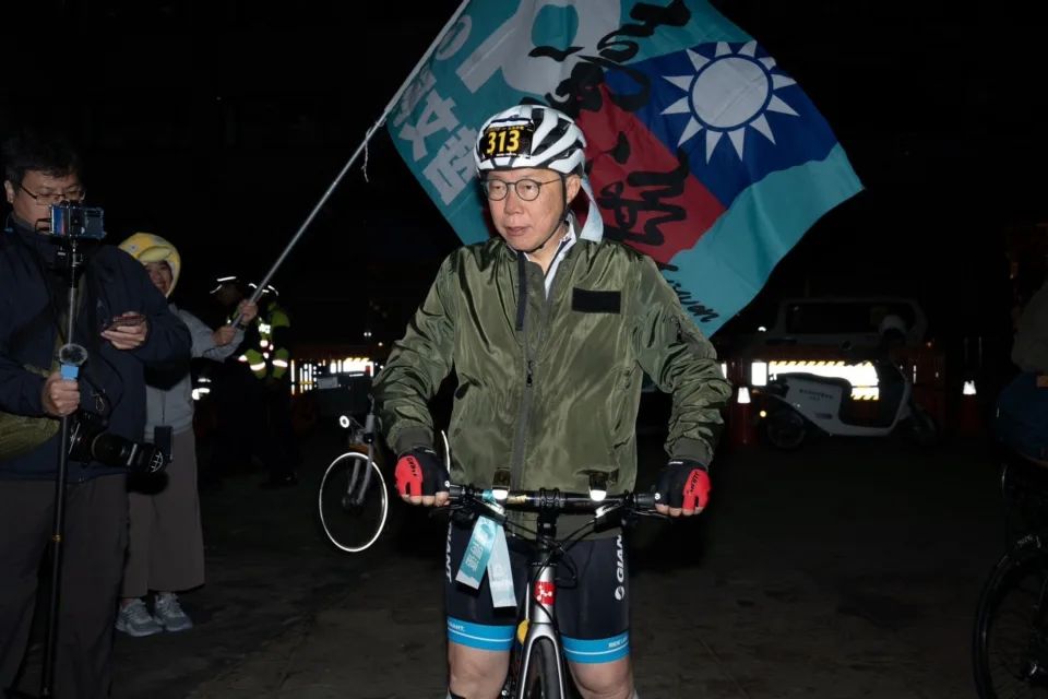 圖為民眾黨主席柯文哲挑戰騎單車「一日北高」，24日清晨從台北關渡宮出發。（圖:民眾黨提供）