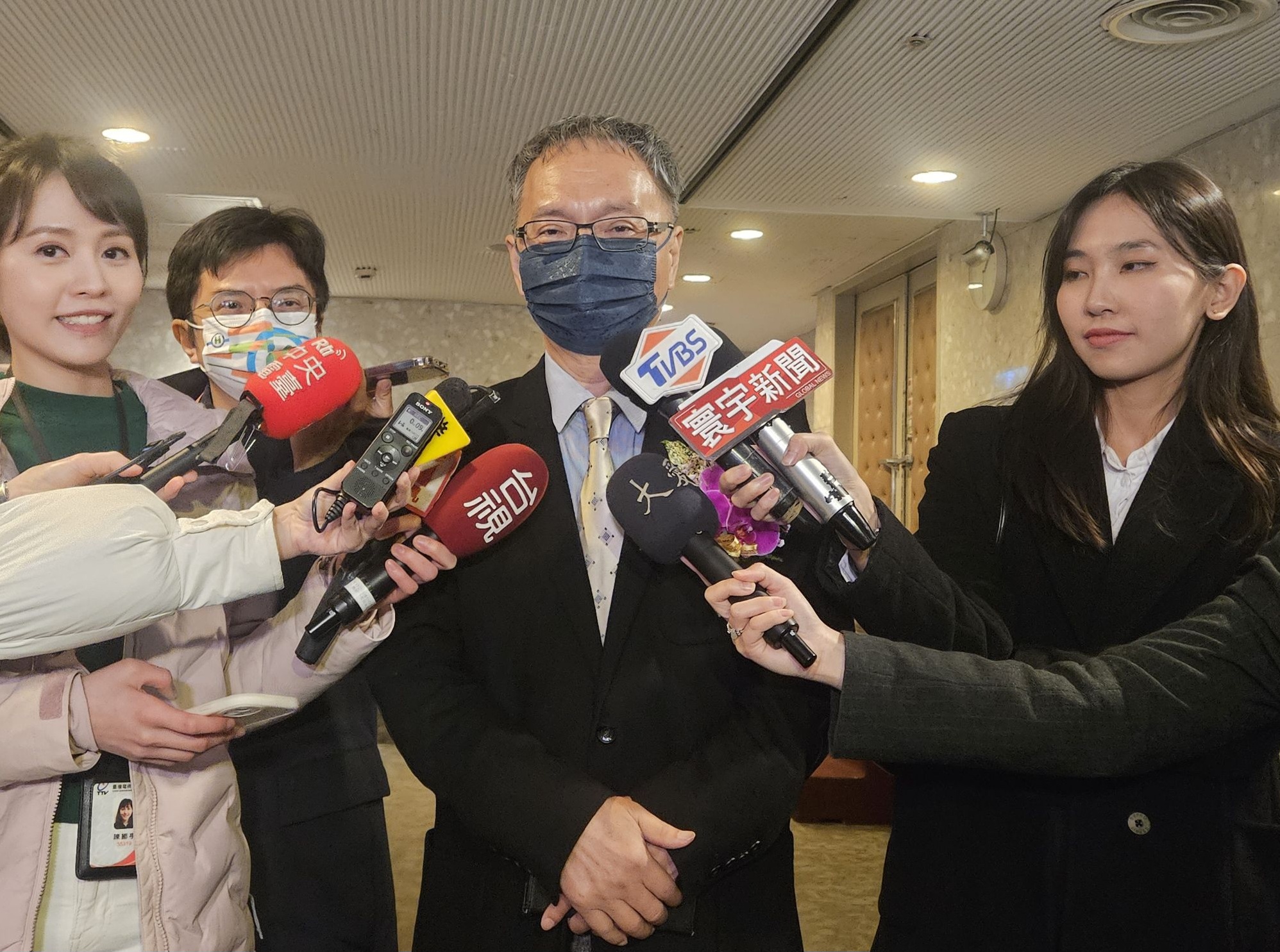 衛福部長薛瑞元表示，衛福部將蒐集各方意見，至於未來要如何修法，由立法院決定。(劉品希 攝)