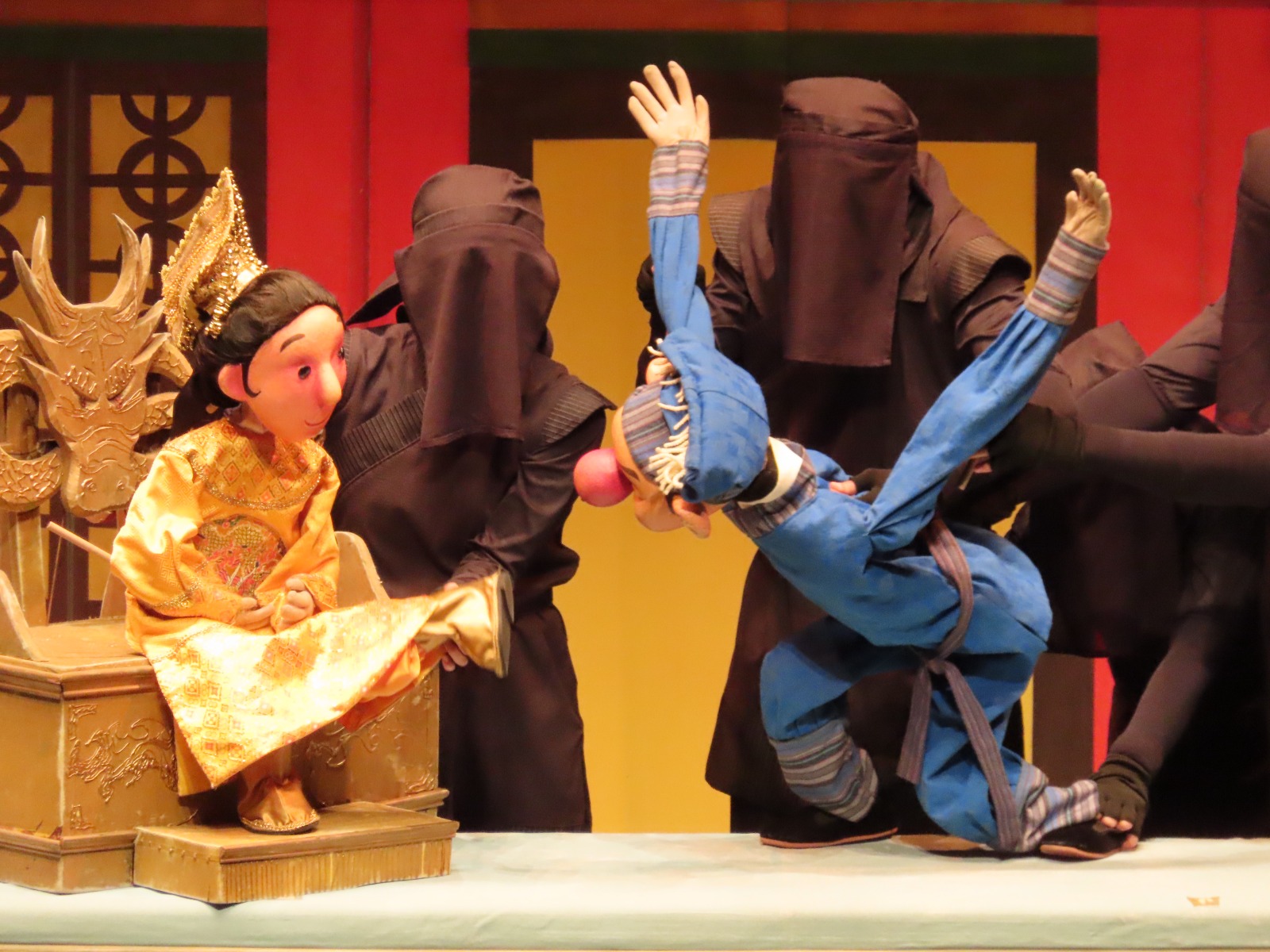 文化部鼓勵團隊以表演藝術傳承國家語言。圖2023年獲補助的台語表演節目《好鼻師》劇照，由偶偶偶劇團取材台灣傳統民間故事改編而成。(文化部提供)