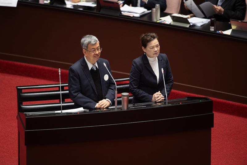 行政院長陳建仁（左）表示，太陽能發電不斷進步，有更好的技術一定會採用，退縮機制他也贊成。(圖：中央社)